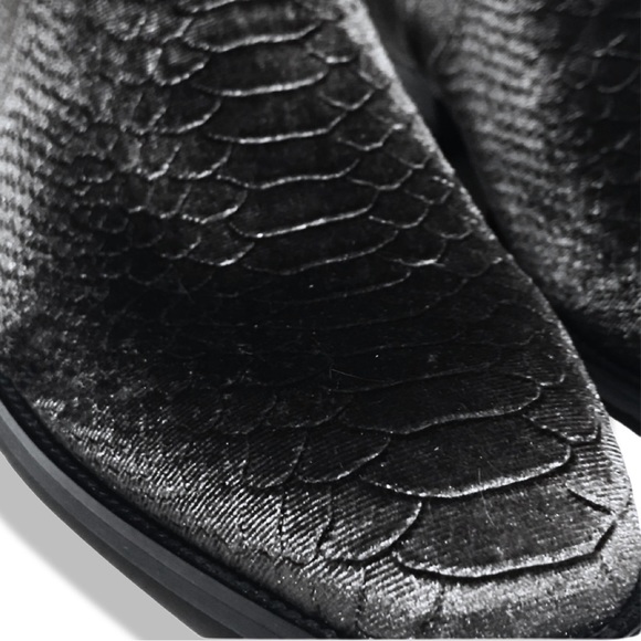 RARE VTG Steve Madden Crocodile Black Velvet SANTOS Chelsea Boots 7M - Picture 2 of 8